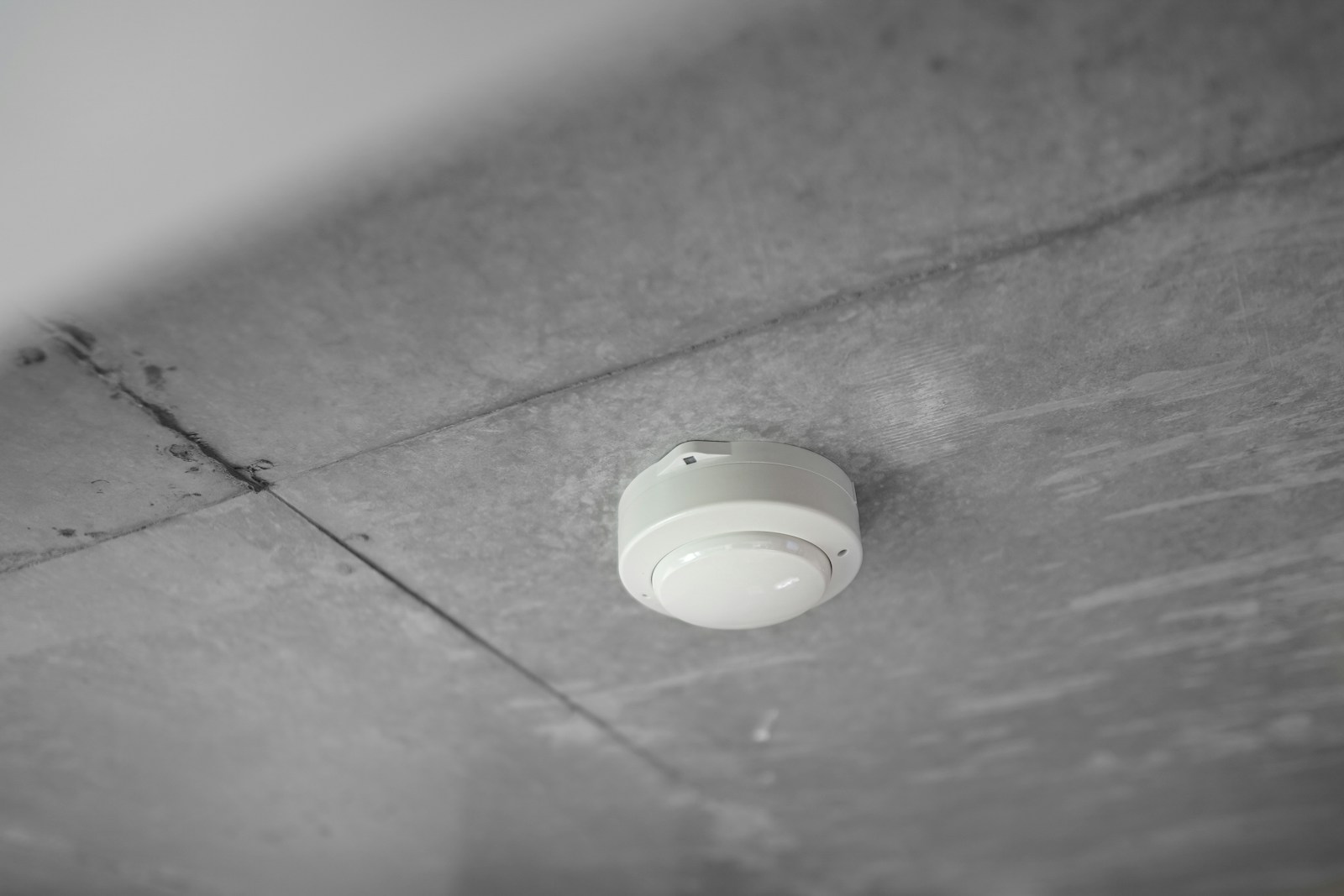 Comparação entre detecção de incêndio wireless e cabeada